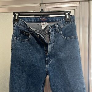 This is Guess capri blue jeans pants rarely use size 28